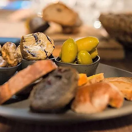 - Weinbar Fahr Away Hotel